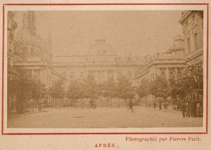 Commune de Paris (1871): منظر لقصر العدل في باريس بعد حريقه في مايو 1871. صورة فوتوغرافية لـ Pierre Pepetit. طباعة على كرتون ، خافت. 9x5،4 سم بواسطة غير معروف