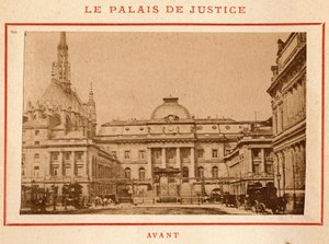 Commune de Paris (1871): منظر لقصر العدل في باريس قبل حريقه في مايو 1871. صورة فوتوغرافية لـ Pierre Pepetit. طباعة على كرتون ، خافت. 9x5،4 سم بواسطة غير معروف