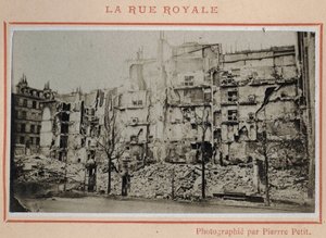 Commune de Paris (1871): منظر للآثار في شارع Royale في باريس في مايو 1871. صورة فوتوغرافية لـ Pierre Pepetit. طباعة على كرتون ، خافت. 9x5،4 سم بواسطة غير معروف