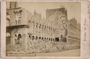 Commune de Paris: منظر لأطلال وزارة المالية في باريس في مايو 1871. الصورة J.R. Dim. 16،3X10،8 سم بواسطة غير معروف