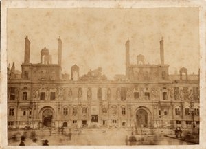 كومونة باريس (1871): منظر لنيران دار البلدية في مايو 1871. تصوير مجهول ، مطبوع على ورق مقوى خافت. 15 × 10 سم بواسطة غير معروف