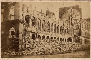 كومونة باريس (1871): منظر لوزارة المالية بعد حريق مايو 1871. تصوير. طباعة على كرتون خافت. 10x6،9 سم بواسطة غير معروف