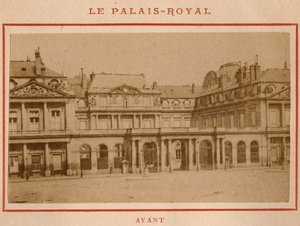 كومونة باريس (1871): منظر للقصر الملكي (القصر الملكي) في باريس قبل حريق مايو 1871. صورة بيير بيتيت. طباعة على كرتون ، خافت. 9x5،4 سم بواسطة غير معروف
