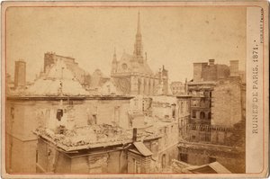 كومونة باريس: منظر لأطلال قصر العدل وسانت شابيل في باريس في مايو 1871. تصوير الأخوان بينوليه. خافت. 16،3X10،8 سم بواسطة فنان غير معروف