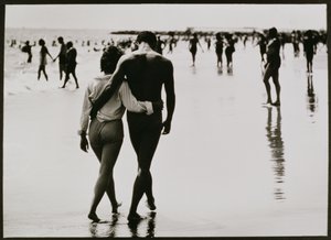 زوجان يمشيان في الماء في جزيرة كوني، مدينة نيويورك، بدون عنوان 46، 1953-64 تقريبًا (صورة باللون الأبيض والأسود) بواسطة فنان غير معروف