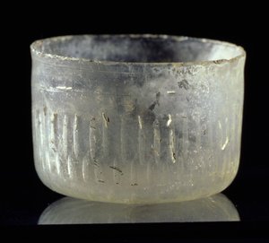 كوب مزخرف بقطع دولاب ، من سوريا أو مصر ، العصر الإسلامي ، حوالي 900 م (زجاجي) بواسطة غير معروف
