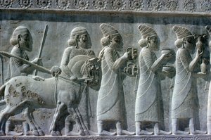 تفاصيل إفريز الإغاثة على الدرج الشرقي إلى أبادانا (قاعة الجمهور) يصور المندوبين الليديين وهم يحملون هدايا للاحتفال ، الفترة الأخمينية ، حوالي 515 قبل الميلاد (الحجر الجيري) (انظر 117114) بواسطة غير معروف