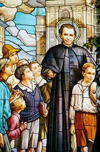 Don Bosco والأطفال ، نافذة زجاجية ملونة ، Colle Don Bosco Sanctuary (القرن العشرين) ، Castelnuovo Don Bosco ، بيدمونت ، إيطاليا بواسطة فنان غير معروف