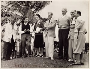 إدوارد ، دوق وندسور (1894-1972) واليس ، دوقة وندسور (1896-1986) في بطولة جولف في ناسو بواسطة غير معروف
