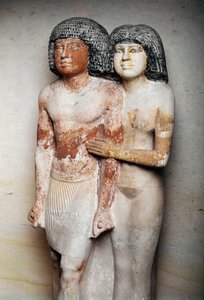 العصور القديمة المصرية: مجموعة منحوتة من الحجر الجيري من راهركا ومريس عنخ ، رئيس الكتبة وزوجته - الأسرة الخامسة ، إمبراطورية الأنسيان بواسطة غير معروف