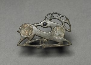 الشظية في شكل أيل مستلقي ، c.400 بواسطة غير معروف