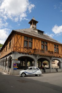 فرنسا ، Arreau ، Citroen 2CV على الطريق بجوار السوق المغطى في العصور الوسطى (صورة) بواسطة فنان غير معروف