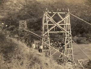 فريسنو ، كاليفورنيا: 1890 تُظهر هذه الصورة التي التقطها CC Curtis جسر سميث ومور فوق نهر كينغز وهو جزء من مجرى بناه هيرام ت. سميث وأوستن دي مور ، لنقل الأخشاب من سييرا لشركتهم ، نهر كينغز خشب بواسطة غير معروف