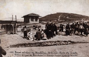 اليونان ، ماسيدوين ، جيانيتسا (يانيتسا): مسيرة في ينيجي فاردار (ينيجي-فارفار) - بطاقة بريدية 1914-1918 بواسطة فنان غير معروف