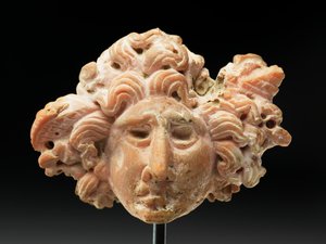 رأس ميدوسا ، من باكتريا أو غاندهارا ، القرنين الثاني والأول قبل الميلاد (المرجان الوردي) بواسطة غير معروف