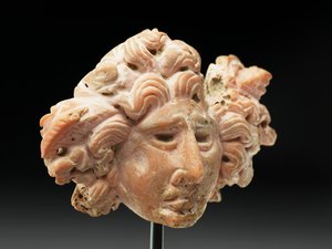 رأس ميدوسا ، من باكتريا أو غاندهارا ، القرنين الثاني والأول قبل الميلاد (المرجان الوردي) بواسطة غير معروف