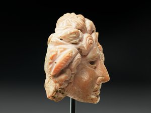 رأس ميدوسا ، من باكتريا أو غاندهارا ، القرنين الثاني والأول قبل الميلاد (المرجان الوردي) بواسطة غير معروف
