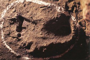 إيطاليا ، ليغوريا ، كهوف تويرانو ، آثار أقدام صياد ما قبل التاريخ بواسطة فنان غير معروف