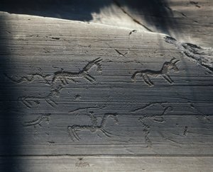 إيطاليا ، لومباردي ، وادي كامونيكا ، نقوش صخرية على الصخور بواسطة فنان غير معروف