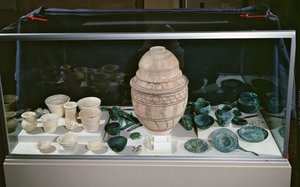 "جرة مع الكنز" ، حوالي 2500-2400 قبل الميلاد (الطين ، المرمر ، النحاس من عمان والحجر) بواسطة غير معروف