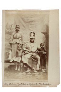 الملك دوق بالرداء الملكي مع العائلة ، كالابار القديمة ، نيجيريا ، حوالي 1890 (طباعة زلالية) بواسطة غير معروف