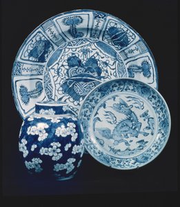 طبق تقديم من الخزف الكراك ، فترة وان لي (1573-1619) ؛ طبق المقاطعة ، أوائل القرن السادس عشر ؛ جرة زنجبيل من الخزف الأزرق والأبيض ، فترة كانغ هسي (1662-1722) بواسطة غير معروف