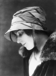 السيدة إليزابيث باوز ليون (1900-2002) ، حوالي عشرينيات القرن الماضي بواسطة غير معروف