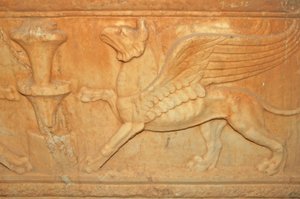 ليبيا ، تفاصيل نحت الوحش الأسطوري على تابوت العلية (القرن الثاني الميلادي) بواسطة غير معروف