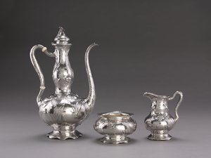 خدمة القهوة المطروقة: وعاء القهوة ، c.1900-1910 بواسطة غير معروف