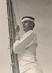قائد البحرية يرفع الشراع الرئيسي ، الأكاديمية البحرية الأمريكية ، أنابوليس ، ماريلاند. 1942 (صورة) بواسطة غير معروف