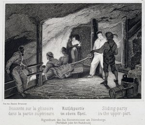 منجم الملح: يستقر الزائرون في الجزء العلوي من المنحدر المؤدي إلى باطن الأرض من المنجم ، في دورنبورغ ، النمسا بواسطة غير معروف