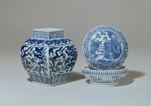 جرة Ming مربعة باللونين الأزرق والأبيض وصندوق دائري ، فترة Chia Ching (1522-66) بواسطة غير معروف