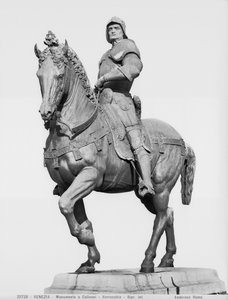 نصب بارتولوميو كوليوني من قبل أندريا ديل فيروكيو (1435-88) ، كامبو سان جيوفاني إي باولو ، البندقية (b / w photo) بواسطة فنان غير معروف