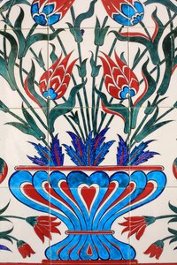 One of the 80 Iznikpanels - highly decorated ceramic tiles popular in the 16th century - which feature distinctly in Istanbuls imperial and religious buildings. Sheikh Zayed Mosque. 1995. Emirate of Abu Dhabi بواسطة غير معروف