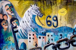 لوحة جدارية فلسطينية على جدار في جنين ، الضفة الغربية ، فلسطين ، عائلة فلسطينية عائدة إلى المنزل ، 2018 (صورة) بواسطة غير معروف