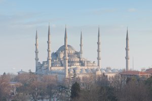منظر بانورامي للمسجد الأزرق قبل غروب الشمس بقليل في اسطنبول تركيا (صورة) بواسطة فنان غير معروف