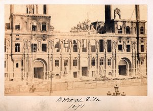 كومونة باريس (1871): منظر لفندق دي فيل بعد حريق مايو 1871. تصوير مجهول. طباعة على كرتون خافت. 15 × 10 سم بواسطة غير معروف