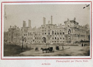 كومونة باريس (1871): منظر لفندق دو فيل في باريس بعد حريقه في مايو 1871. صورة بيير بيتيت. طباعة على كرتون ، خافت. 9x5،4 سم بواسطة غير معروف