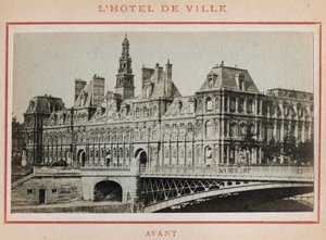 كومونة باريس (1871): منظر لفندق دو فيل في باريس قبل حريقه في مايو 1871. صورة بيير بيتيت. طباعة على كرتون ، خافت. 9x5،4 سم بواسطة غير معروف