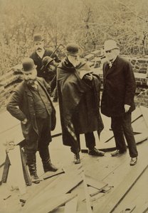 فيليب ويب (1831-1915) أثناء بناء البيت الأحمر ، بني لوليام موريس (b / w photo) بواسطة غير معروف