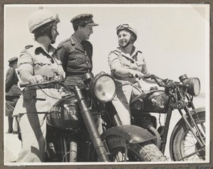 صورة من ألبوم يحتوي على 65 صورة تتعلق بالخدمة الإقليمية المساعدة والقوات البريطانية في الشرق الأوسط بواسطة غير معروف