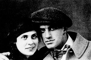 صورة ليلي بريك (1891-1978) وفلاديمير ماياكوفسكي (ماجاكوفسكي أو ماياكوفسكي) (1893-1930) كاليفورنيا. 1915 التصوير الفوتوغرافي بواسطة غير معروف
