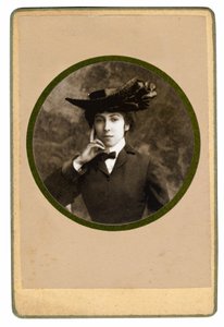 صورة للشاعرة الفرنسية كاثرين بوتزي ، حوالي عام 1900 بواسطة غير معروف