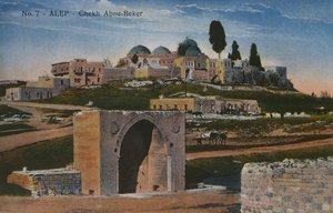 بطاقة بريدية تصور مسجد الشيخ أبو بكر في حلب ، سوريا ، حوالي عام 1920 (صورة ضوئية ملونة) بواسطة غير معروف