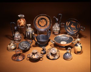مجموعة فخار تُظهر مجموعة فخار من Etruscan Bucchero Ware kantharos و Gnathia Ware guttus ، وسط ، كلاهما من القرن السادس قبل الميلاد (صورة) بواسطة غير معروف