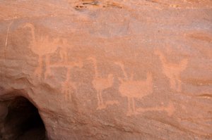 الفن الصخري ، عصور ما قبل التاريخ: نقش لمجموعة من النعام ، بعضها مسدود (محاصر بحجر عائق) وشخصيتين في عوينات ، السودان. الفترة من 8000 إلى 3000 سنة قبل الميلاد. التصوير بواسطة غير معروف
