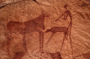 الفن الصخري ، عصور ما قبل التاريخ: لوحة صخرية لبقرة وعجل وشخصية (آرتشر) في ملجأ مزخرف ، في سلسلة العوينات ، مصر. (الفترة من 8000 إلى 3000 سنة قبل الميلاد). التصوير بواسطة غير معروف