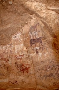 الفن الصخري ، عصور ما قبل التاريخ: رسم على الصخور لمجموعة من الماشية والشخصيات في مأوى مزخرف ، في العوينات ، السودان (كركور الطلح أو كركور الطلح). الفترة من 8000 إلى 3000 سنة قبل الميلاد. التصوير بواسطة غير معروف