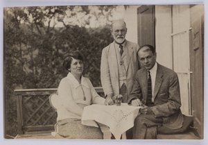 سيغموند فرويد وهوراس دبليو وأنجيليكا فرينك ، حوالي عام 1920 (صورة b / w) بواسطة غير معروف