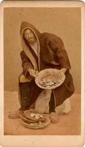 متر صغير: صورة تاجر أسماك ، البندقية. القرن التاسع عشر طباعة على كرتون خافت. 10.5x6 سم بواسطة غير معروف